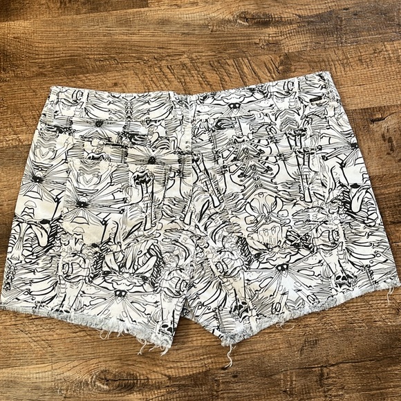 DEX Shorts- Black and White - Picture 2 of 9